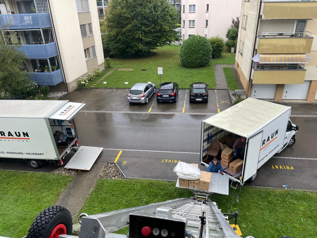 frau-mit-spray-die-hand-in-thurgau-gebeudel-kreuzlingen-frauenfeld